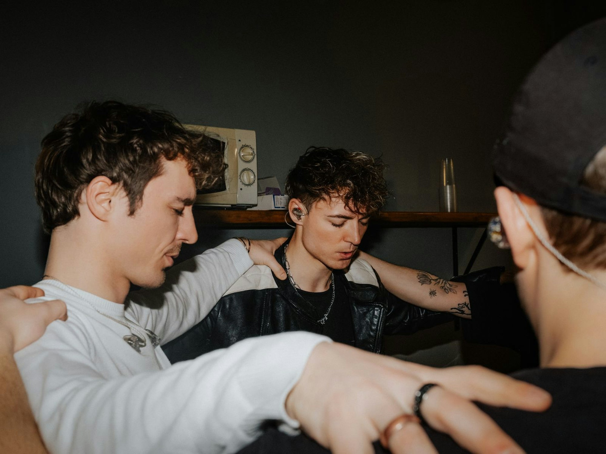 Die Kamera ist immer hautnah dran an den Lochmann-Zwillingen - zu Hause, im Studio oder auch kurz vor Konzertauftritten. (Bild: ZDF/ Anton Roentz)