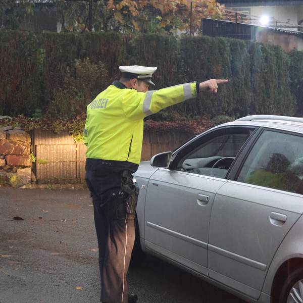 Ende der Diskussion: Carsten Eckey, Polizeibeamter im Bezirksdienst, verwehrt in Waldbröl einem Vater die Weiterfahrt. Seit Montag (27. Oktober 2025) ist die Goethestraße, die Zufahrt zum Schulzentrum, als Schulstraße ausgewiesen und damit zeitweise für den Verkehr gesperrt.