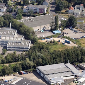 Die Luftaufnahme zeigt den Gebäudekomplex der Schule und die Sporthalle.
