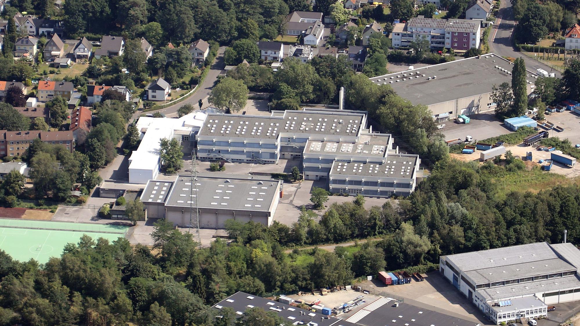 Die Luftaufnahme zeigt den Gebäudekomplex der Schule und die Sporthalle.