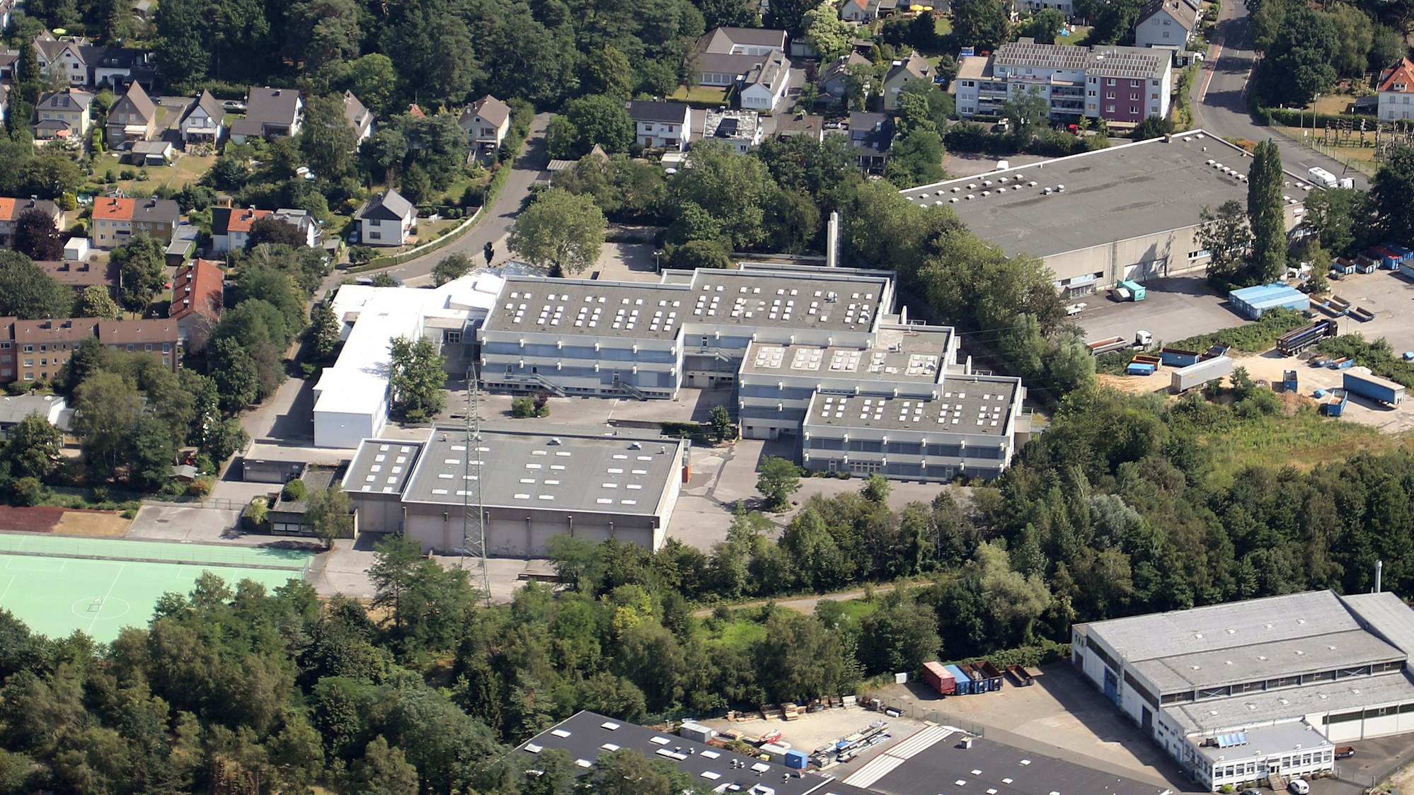 Die Luftaufnahme zeigt den Gebäudekomplex der Schule und die Sporthalle.