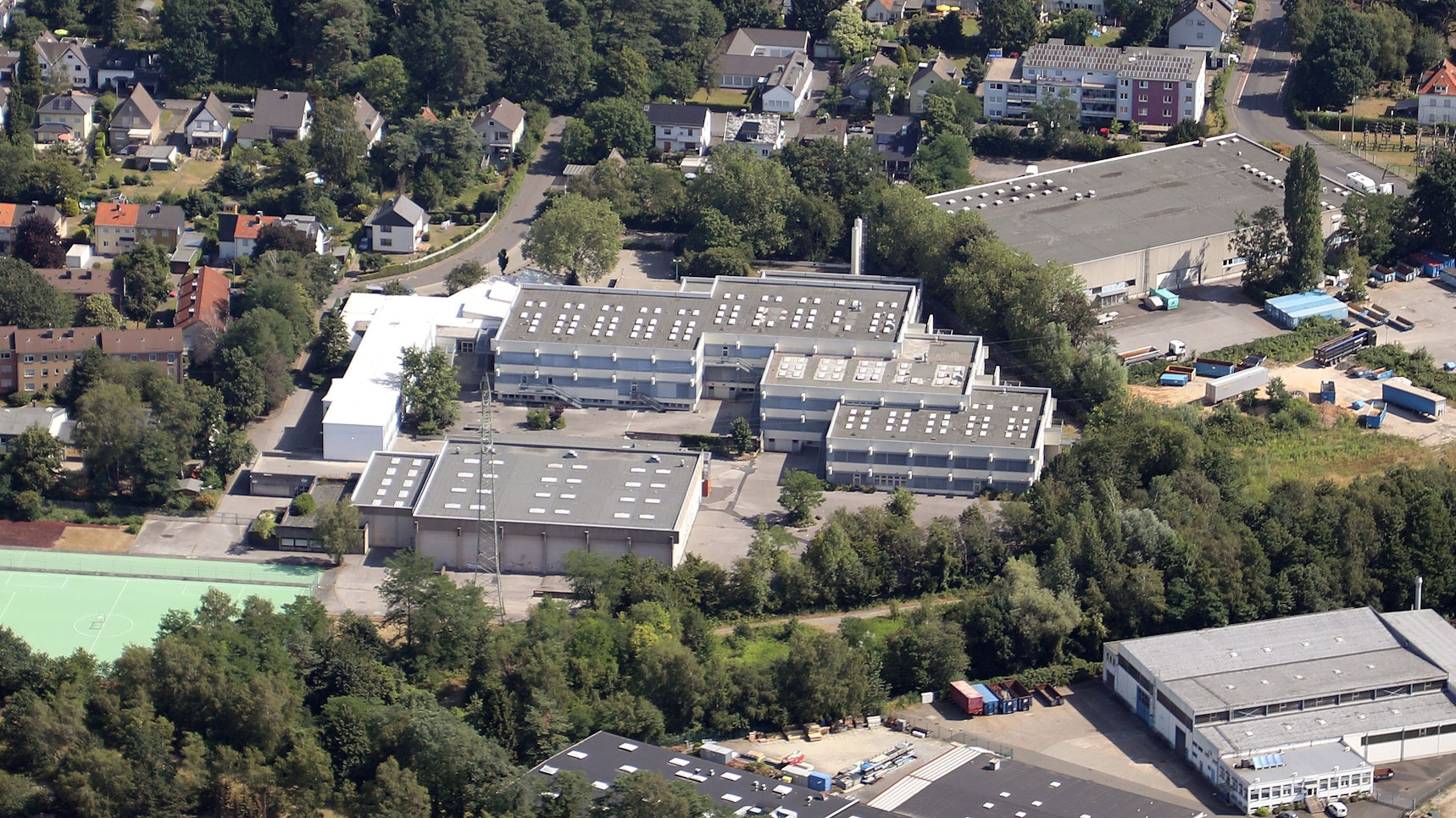 Die Luftaufnahme zeigt den Gebäudekomplex der Schule und die Sporthalle.