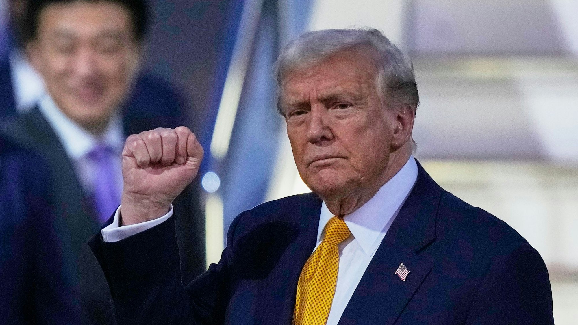 Ein Mann zeigt seine rechte Faust.