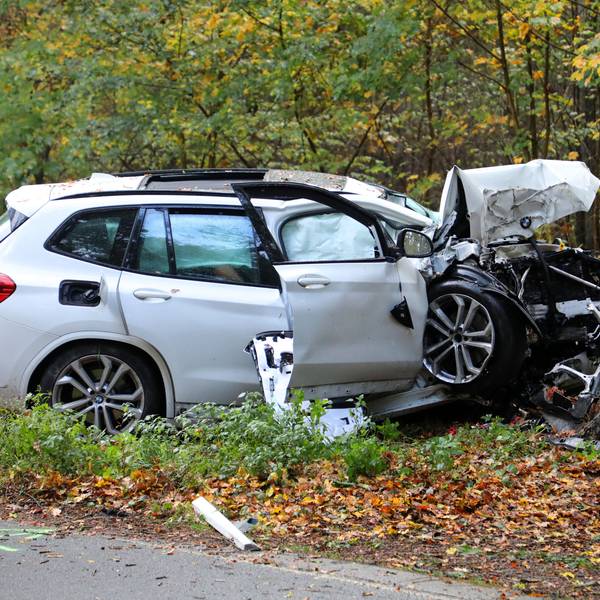Das Fahrzeug wurde bei dem Unfall in Rösrath erheblich beschädigt.