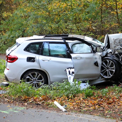 Das Fahrzeug wurde bei dem Unfall in Rösrath erheblich beschädigt.