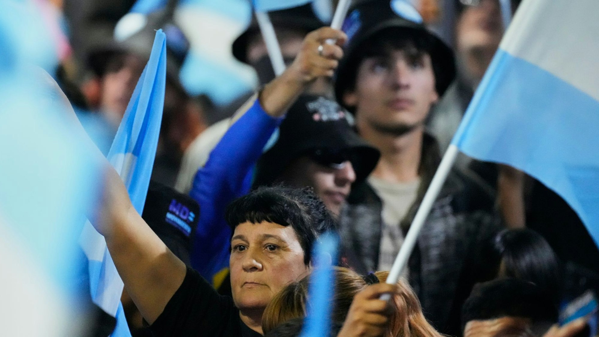 Für die oppositionelle Linke verlief die Zwischenwahl nicht gut: Viele Menschen schwenken die argentinische Fahne.