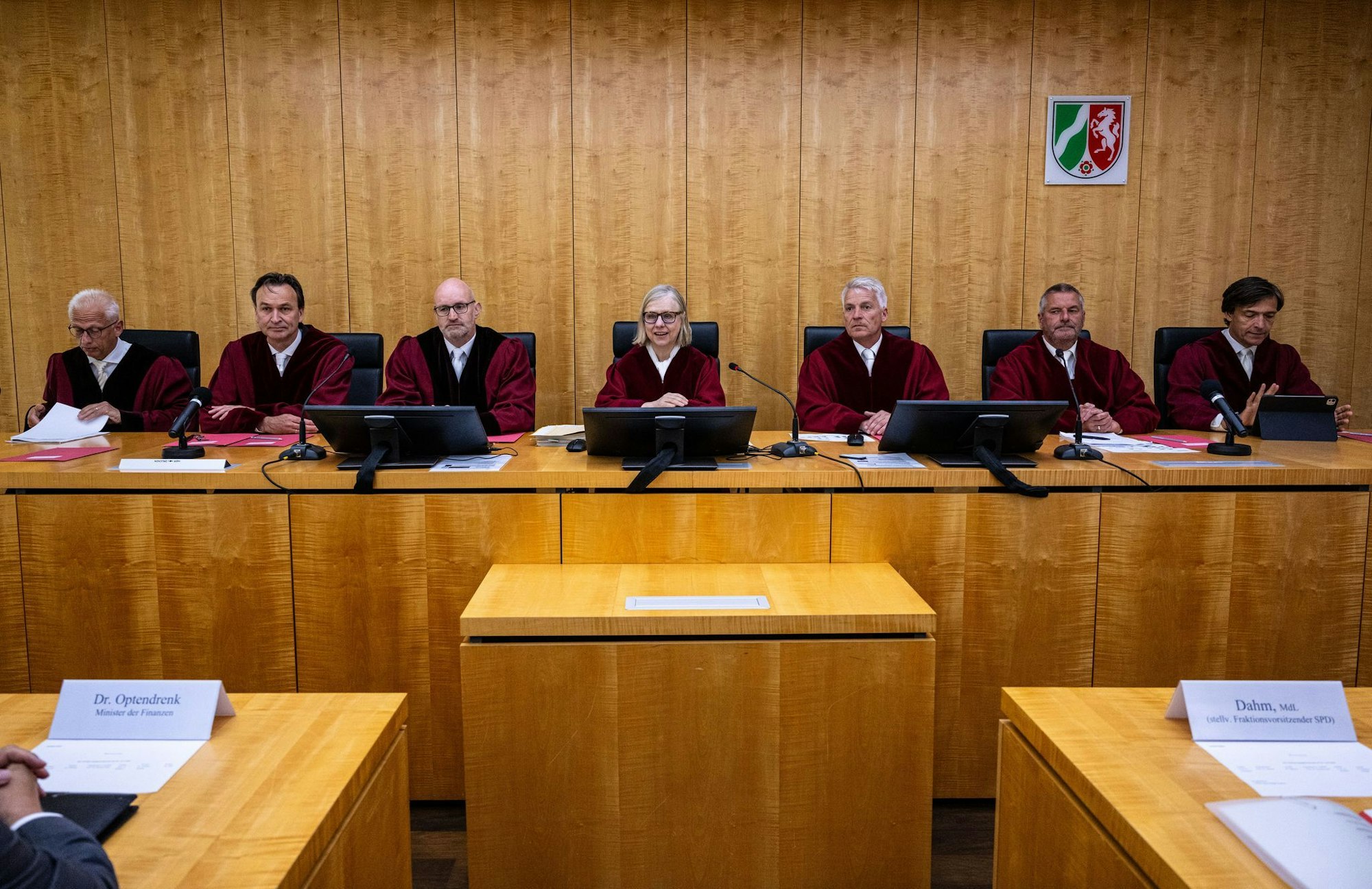 Die Verfassungsrichter des Landes Nordrhein-Westfalen um Präsidentin Barbara Dauner-Lieb (M.) verhandeln zum Thema Kommunalfinanzen. (Archivbild)