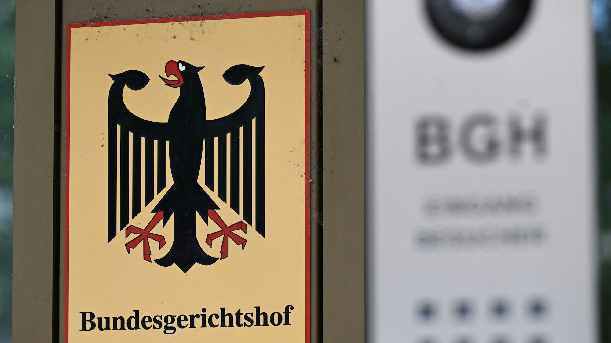 Ein Hinweisschild mit Bundesadler und dem Schriftzug Bundesgerichtshof, aufgenommen vor dem Bundesgerichtshof.