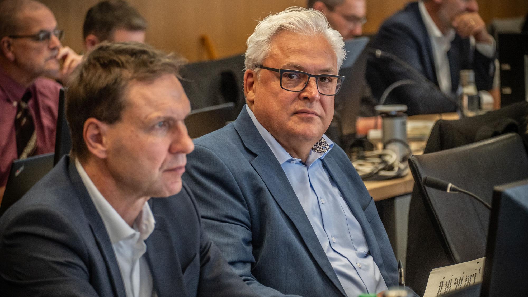 Alexander Lünenbach (l.) und Marc Adomat sind – abgesehen vom OB selbst – die beiden einzigen Deznernenten in Leverkusen, die derzeit im Dienst sind.