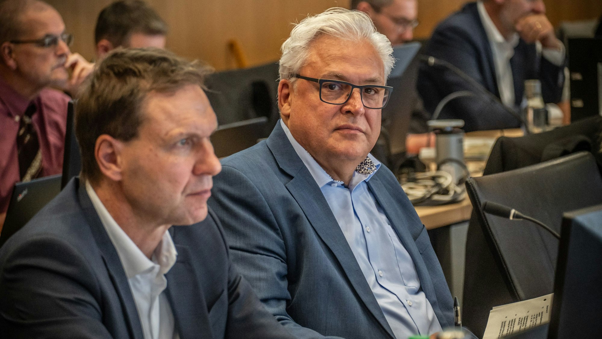Alexander Lünenbach (l.) und Marc Adomat sind – abgesehen vom OB selbst – die beiden einzigen Deznernenten in Leverkusen, die derzeit im Dienst sind.