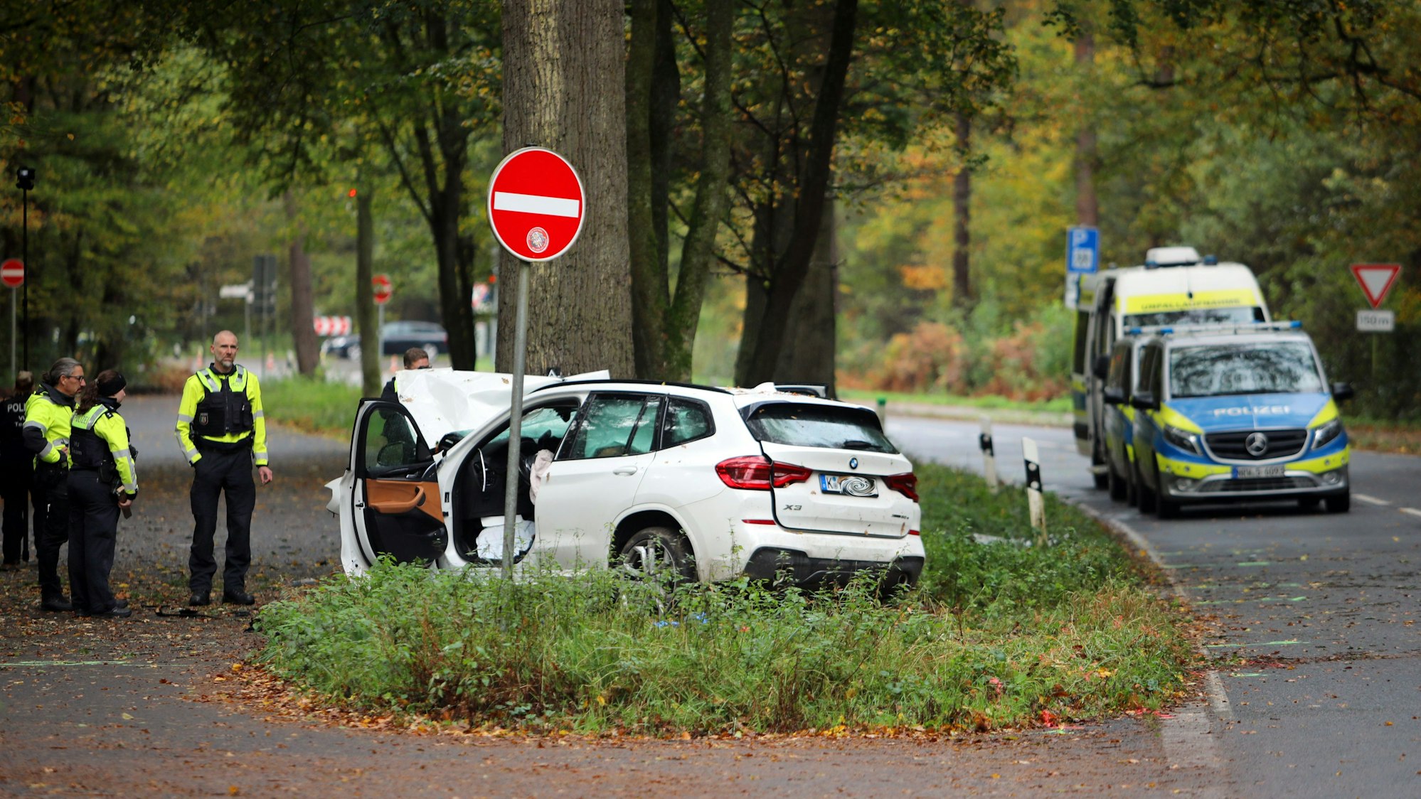 Das Auto war gegen einen Baum neben der Straße gekracht.