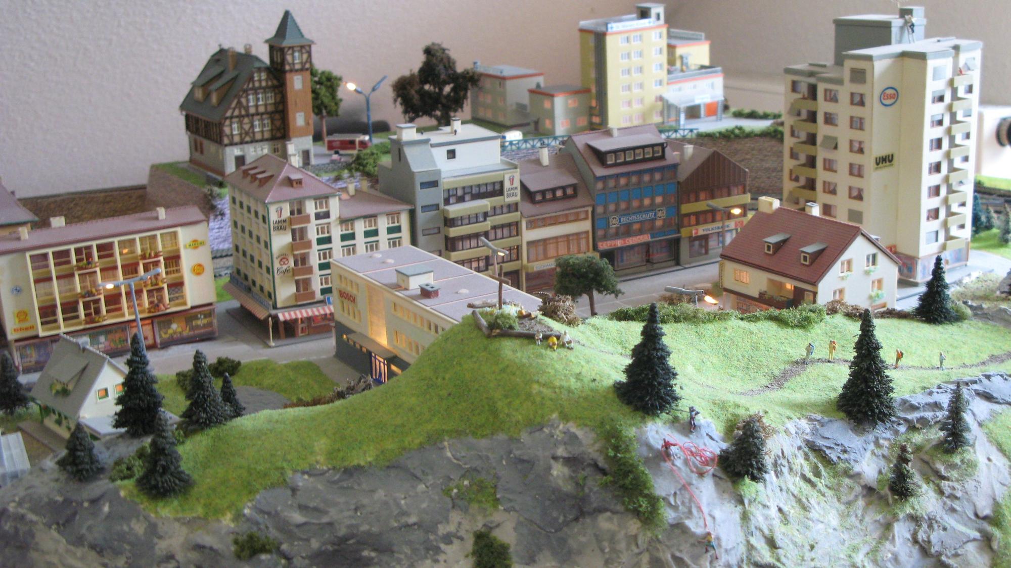 Stadt und Land en miniature: In der Modell-Landschaft sind viele Details zu entdecken.