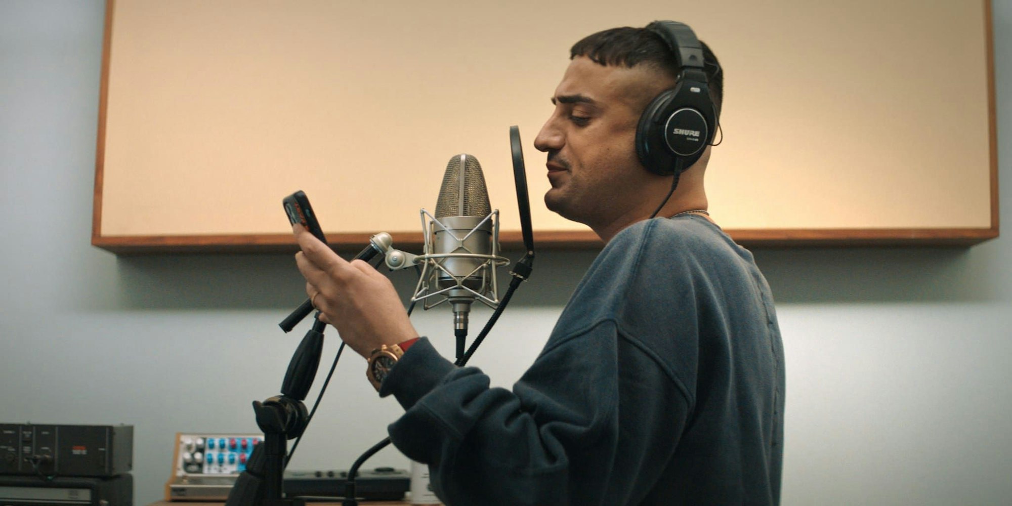 Intensiv, wo immer er ist: Aykut Anhan wurde unter dem Künstlernamen Haftbefehl einer der großen Stars des deutschsprachigen Hip-Hop. .