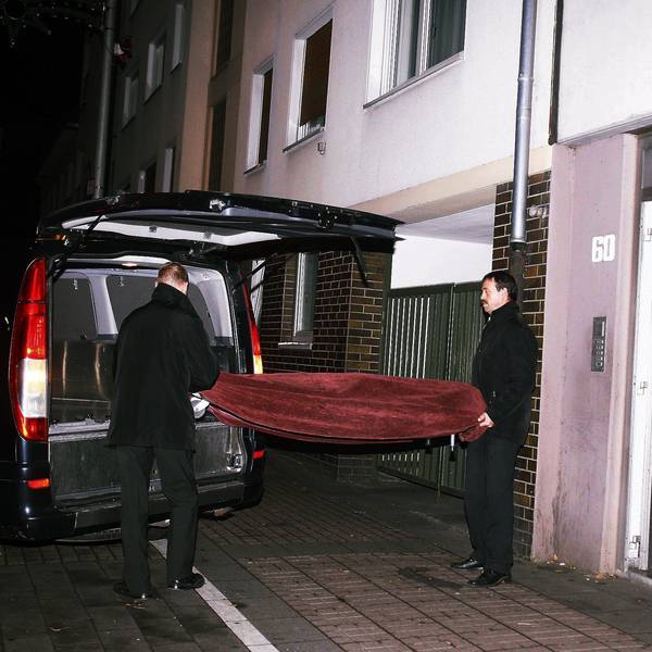 November 2011: Bestatter transportieren den Leichnam aus der Wohnung ab.