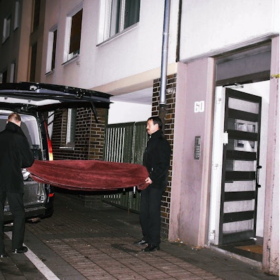 November 2011: Bestatter transportieren den Leichnam aus der Wohnung ab.
