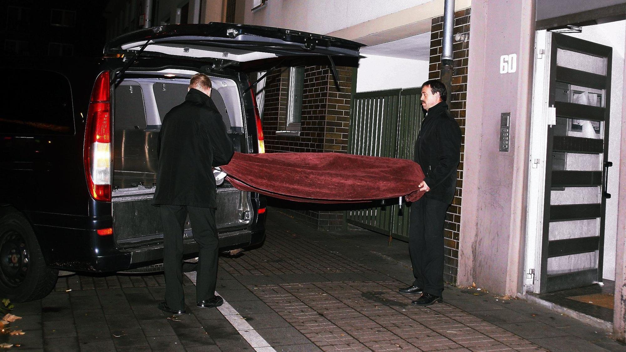 November 2011: Bestatter transportieren den Leichnam aus der Wohnung ab.