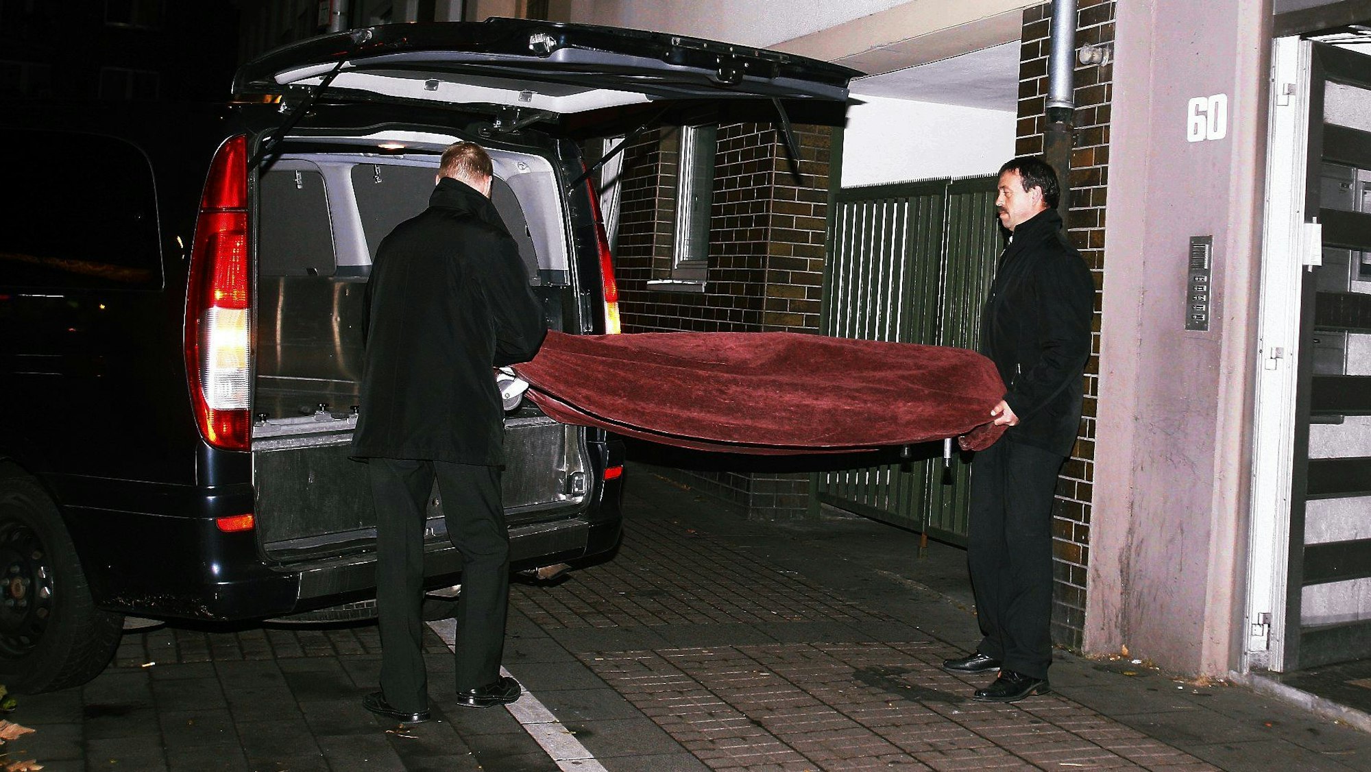 November 2011: Bestatter transportieren den Leichnam aus der Wohnung in Vingst ab.