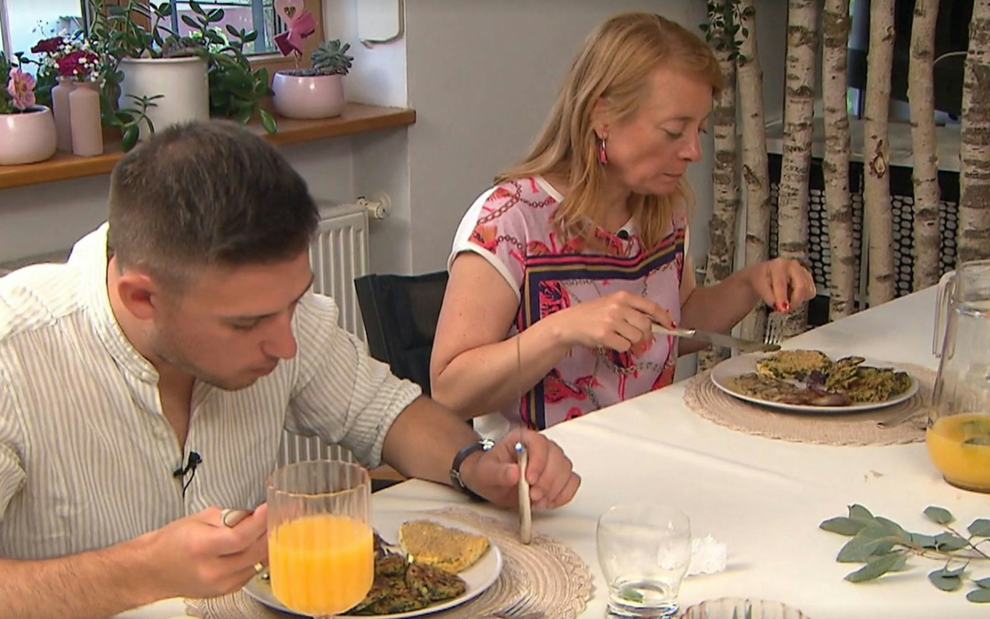 Fabian (links) ist nicht der weltgrößte Tofu-Fan. Auch Doris hält sich eher bedeckt.  (Bild: RTL)