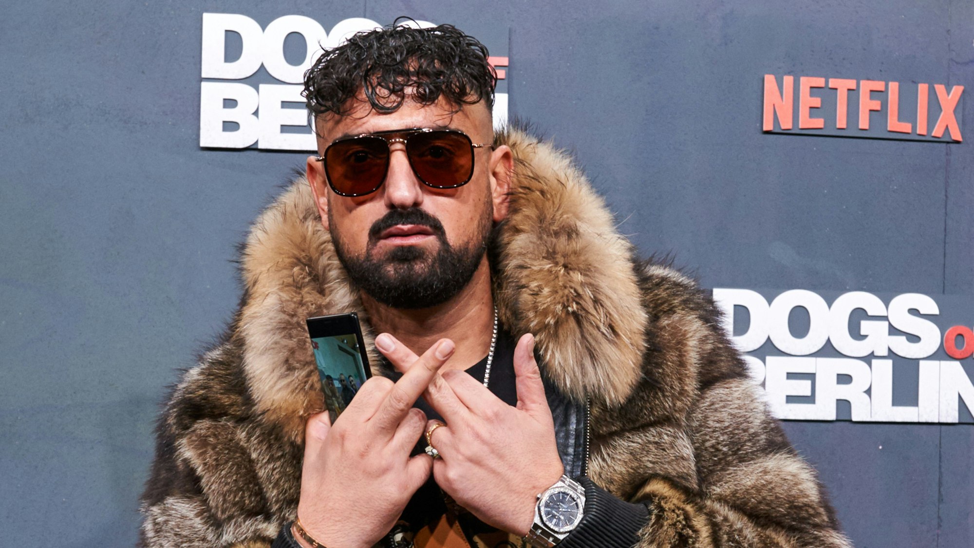 Das Bild zeigt den Rapper Haftbefehl bei der Filmpremiere des Filmes «Dogs of Berlin». Foto: Annette Riedl/dpa