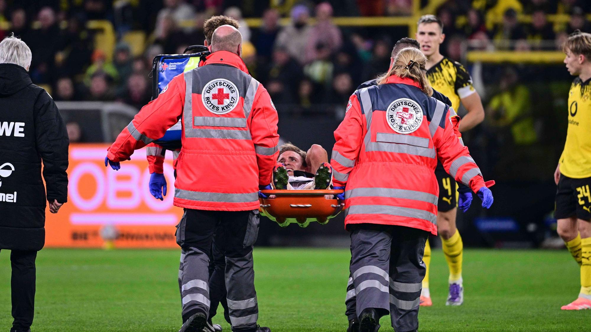 Timo Hübers musste nach seiner schweren Knieverletzung vom Platz getragen werden.