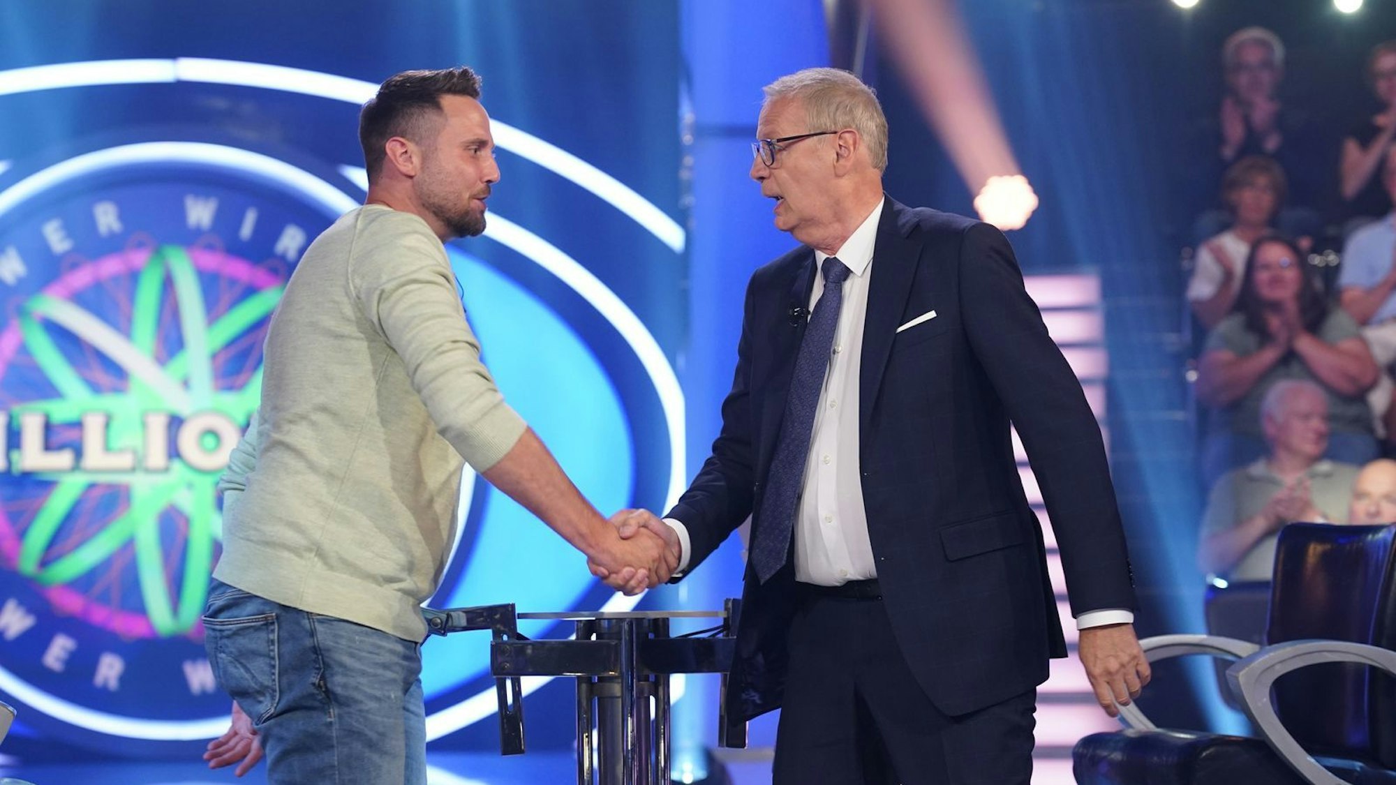 Happy End: Florian Lorenz erspielte 64.000 Euro und lud den Moderator zum Burger-Essen ein. (Bild: RTL / Stefan Gregorowius)