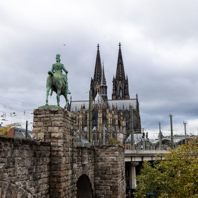Am Ende der Hohenzollernbrücke ragt auf der linken Rheinseite der Kölner Dom empor.