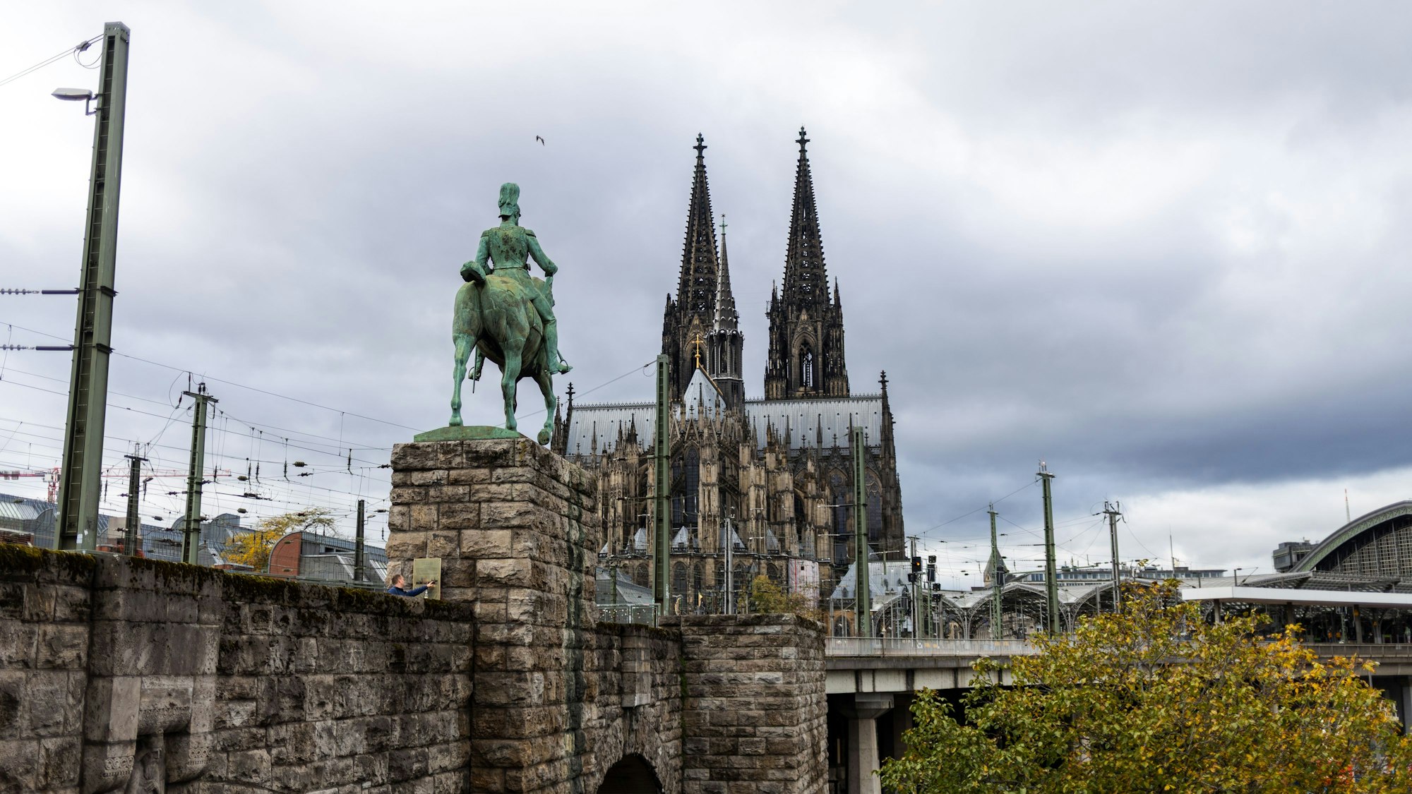 Blick von der Hohenzollernbrücke auf den Dom. Rechts sieht man noch ein wenig den Hauptbahnhof.