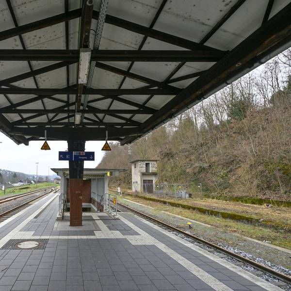 Das Bild zigt den Bahnhof in Gummersbach-Dieringhausen wird es während der Pause im Frühjahr und Sommer nächsten Jahres nicht weitergehen Richtung Köln.