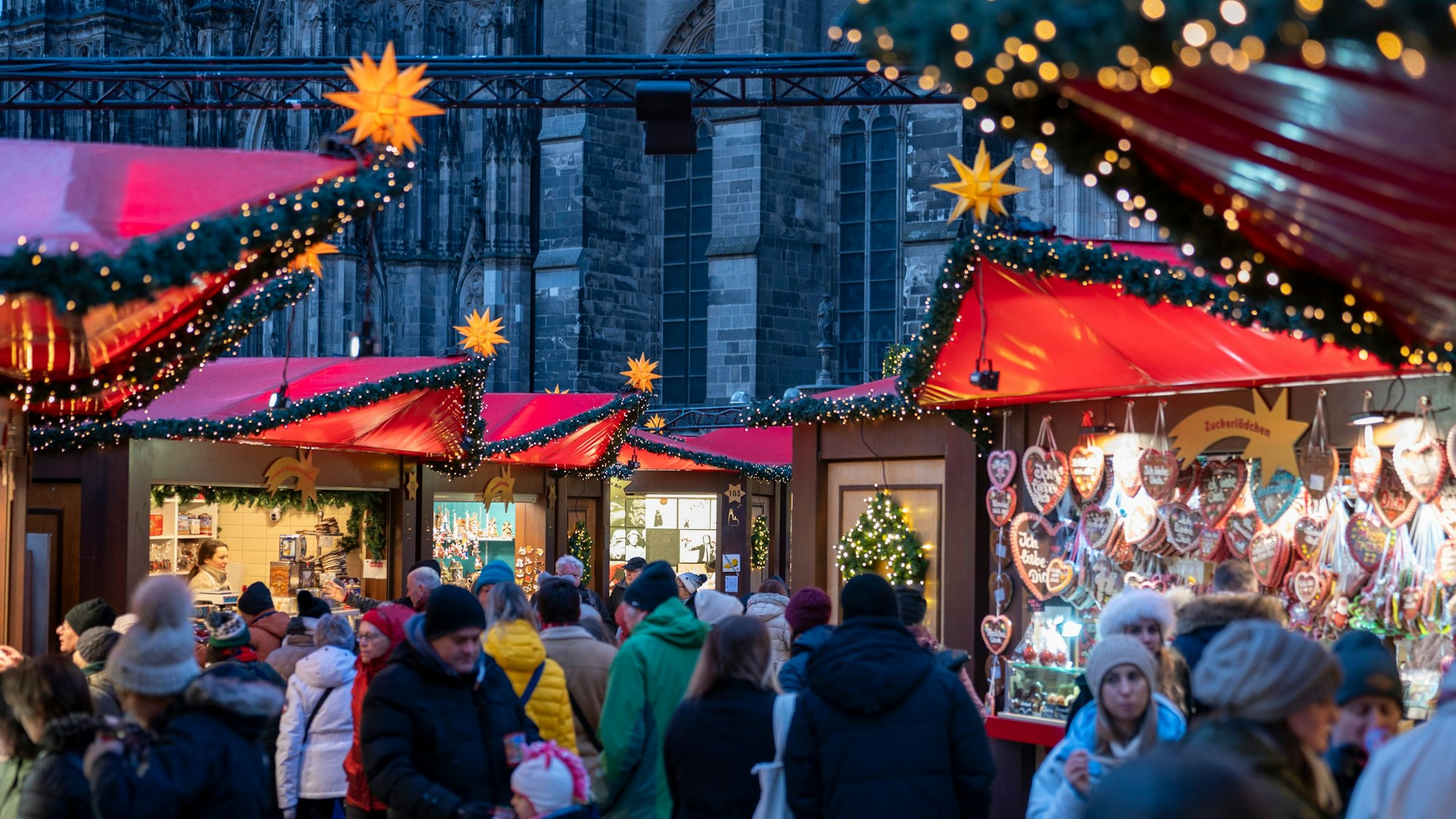 Der Kölner Weihnachtsmarkt auf dem Roncalliplatz vor dem Dom.