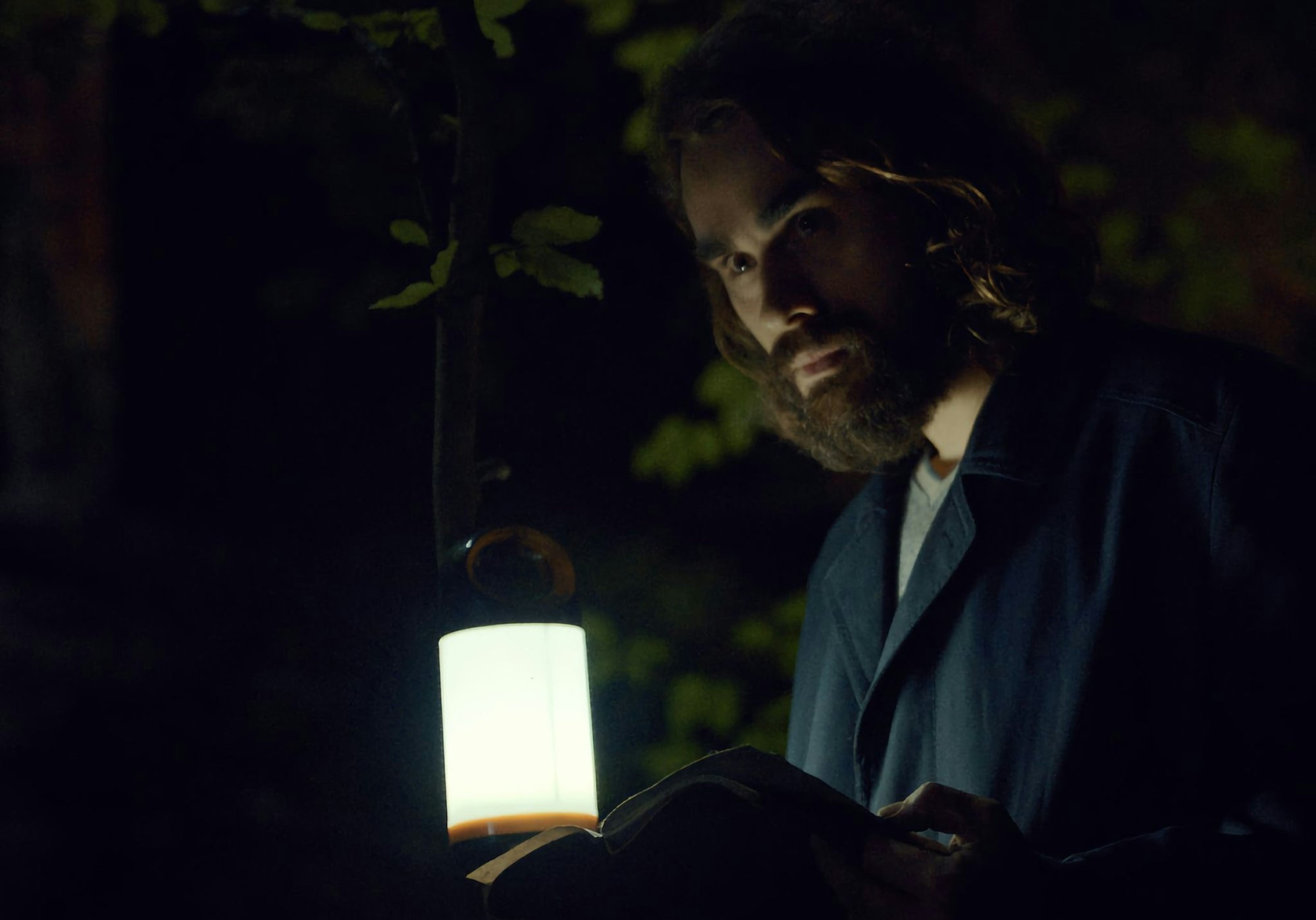 Ben Schotz (Boris Van Severen) kommt nach dem Tod seines Vaters wieder in sein Heimatdorf Moresnet.