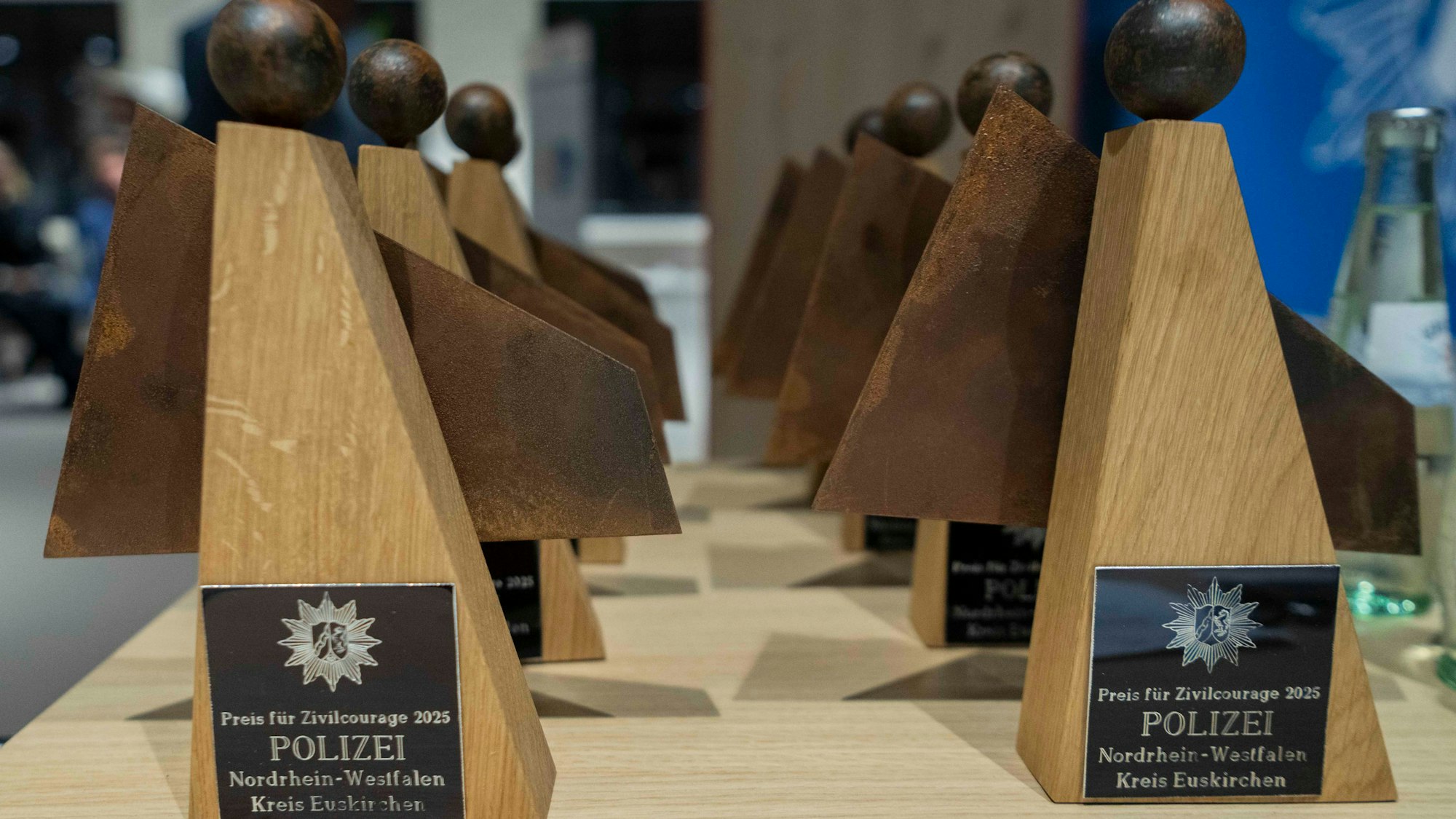 Das Bild zeigt einen Preis aus Holz und Metall. Der Preis soll einen Engel darstellen.