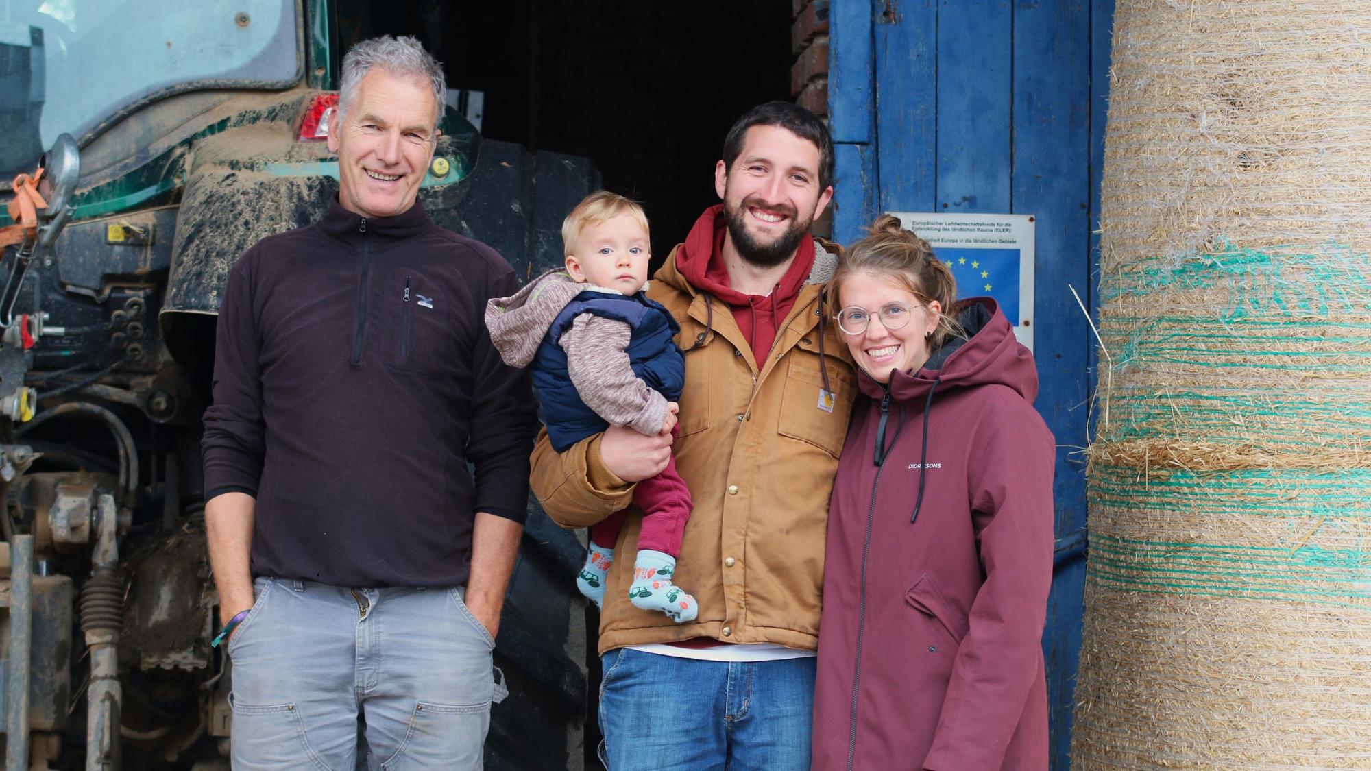 Friedel, Kilian, Sophia und Sohn Ferdinand Busch vor einem Trecker auf dem Hof in Stockheim
