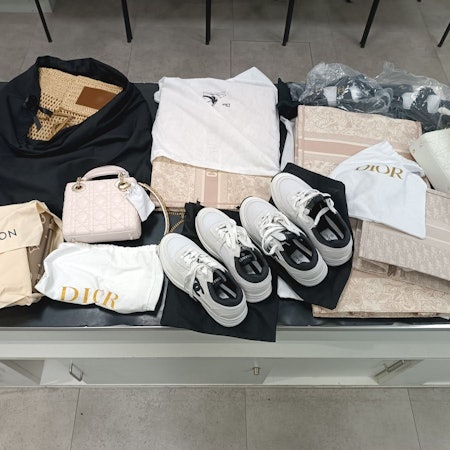 Sichergestellte Luxus-Handtaschen und -Schuhe bei einer Kontrolle des Kölner Zolls.