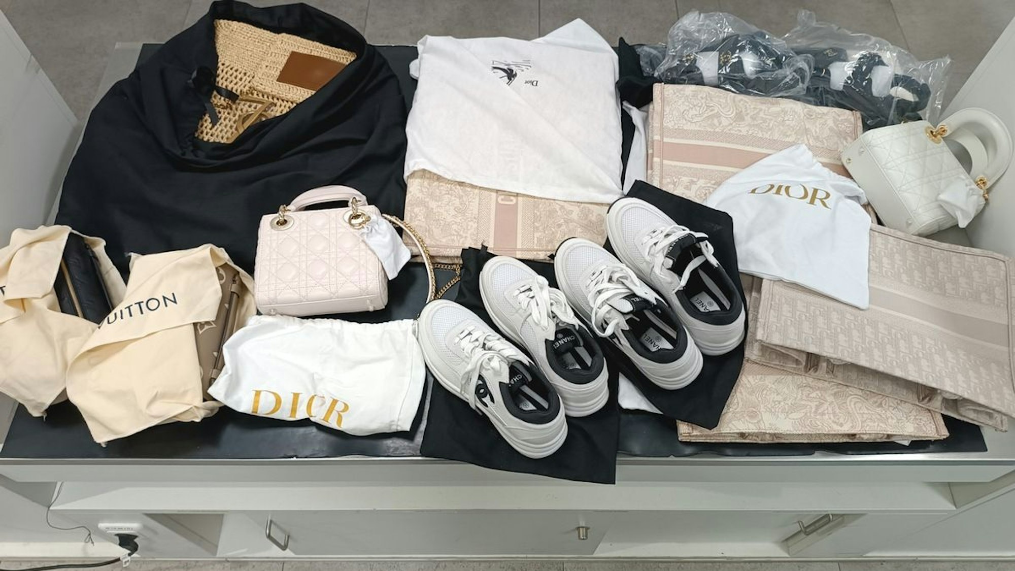 Sichergestellte Luxus-Handtaschen und -Schuhe bei einer Kontrolle des Kölner Zolls.