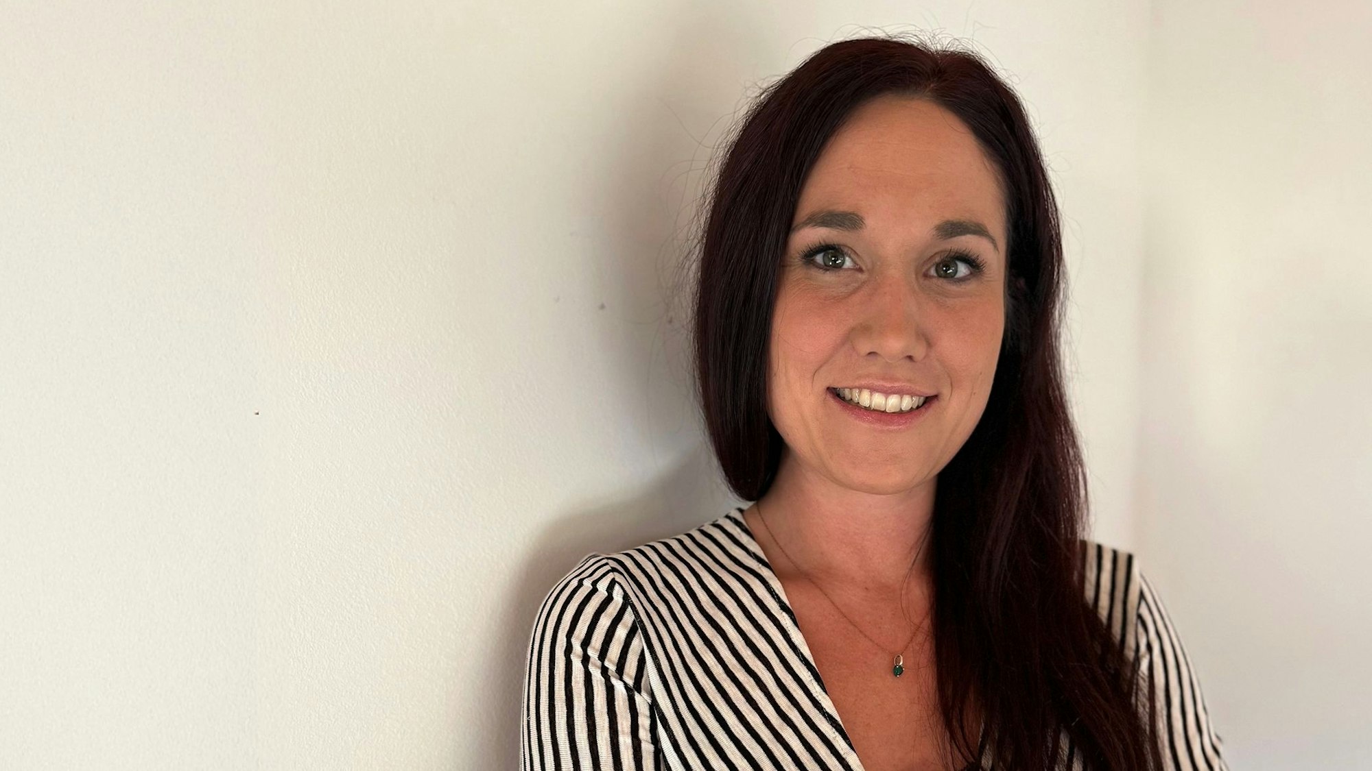 Carmen Ammon steht vor einer hellen Wand.