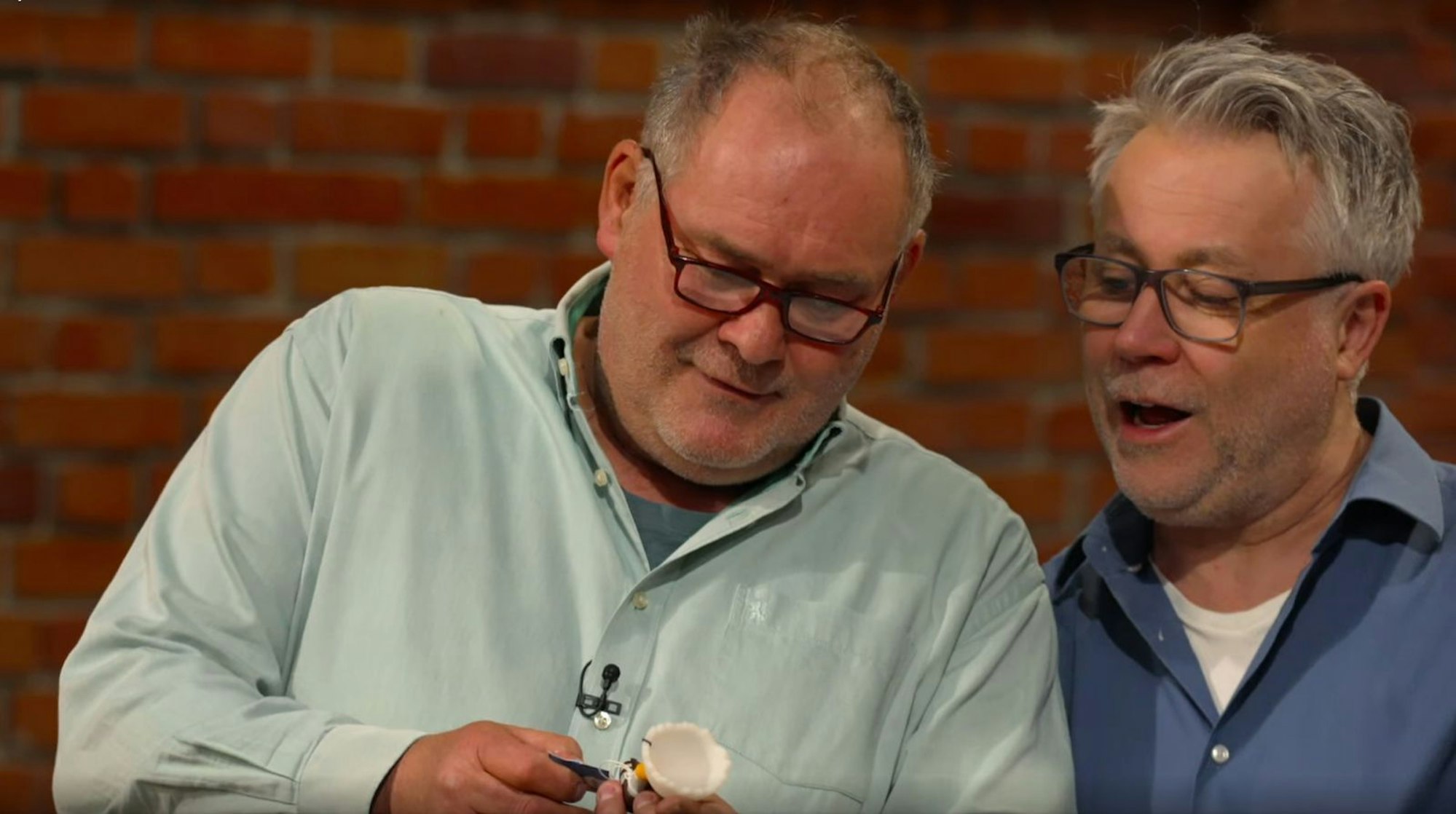 „Das ist Waldi, der Dackelfreund von Speedy!“ Walter Lehnertz (links) und Kollege Jan Čížek machen bei „Bares für Rares“ eine kuriose Entdeckung. (Bild: ZDF)