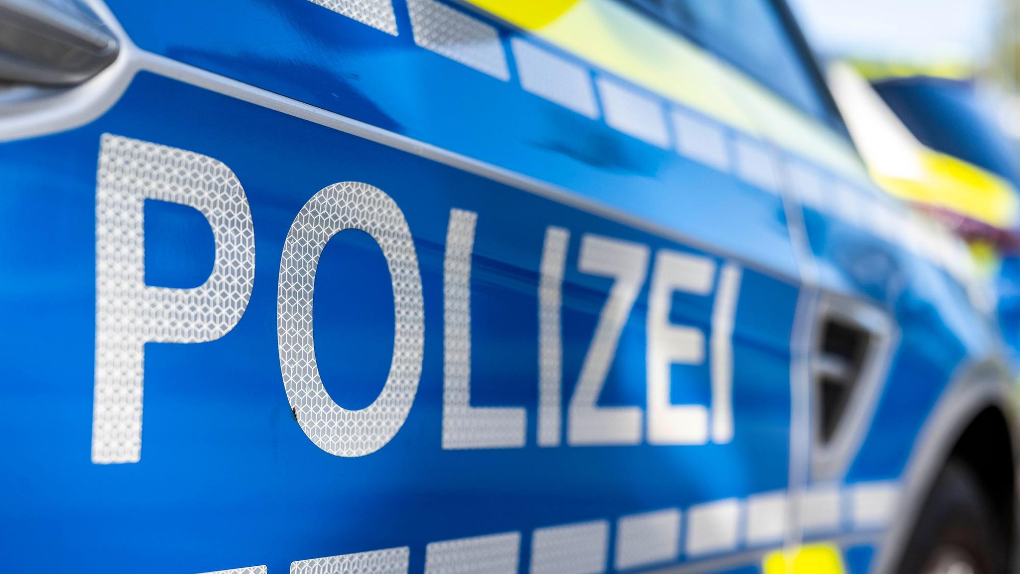 Zwei unbekannte Männer haben am Montagabend eine Tankstelle im Dünweg in Burscheid ausgeraubt.