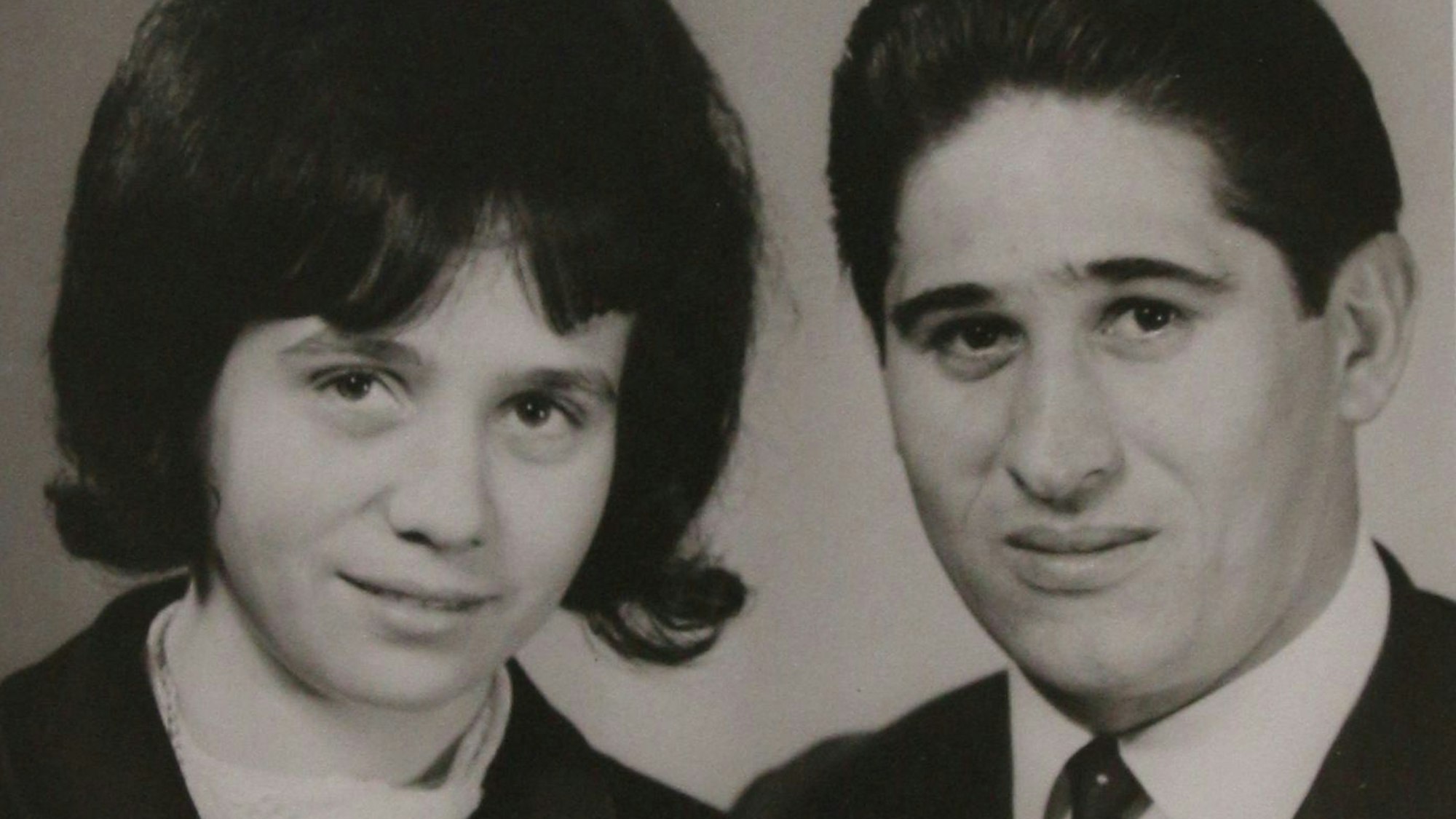 Auf dem Schwarz-Weiß-Foto ist das Ehepaar am Hochzeitstag zu sehen.