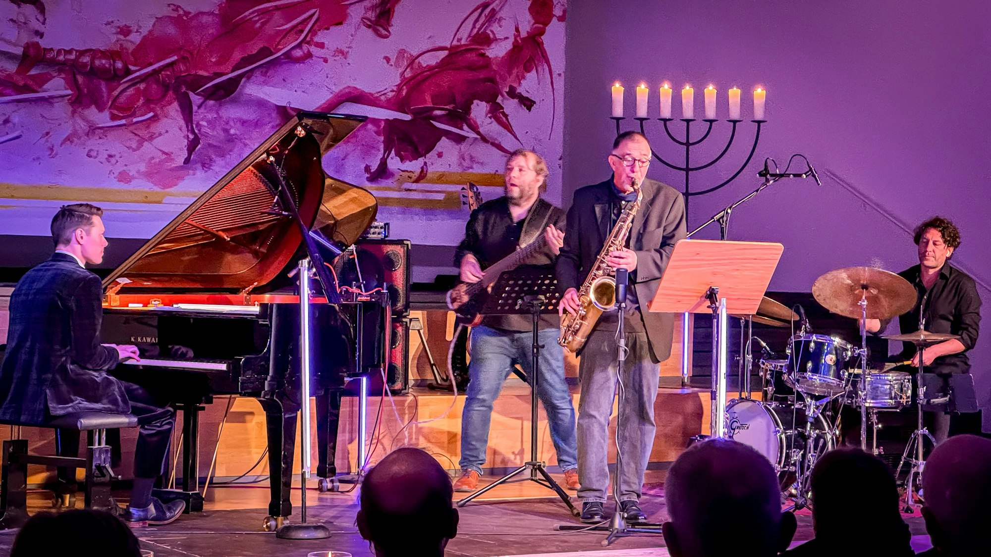 Ein Quartett macht Musik in einer Kirche.