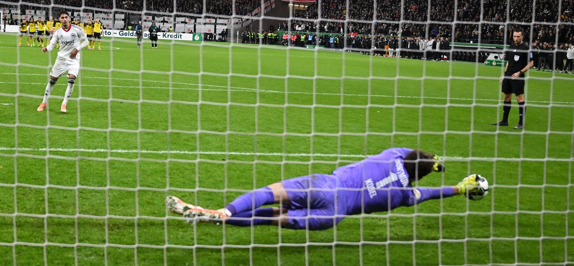 Wird zum Helden: Gregor Kobel im BVB-Tor