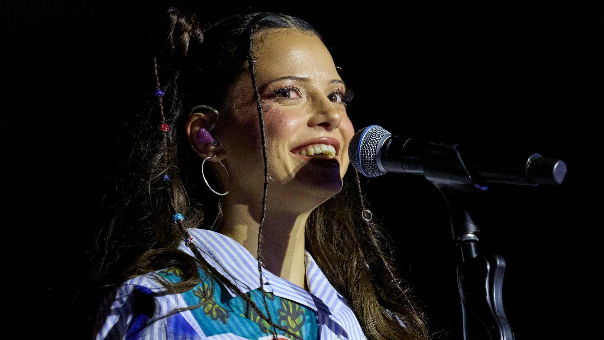 Nina Chuba, Sängerin und Rapperin, steht während der Reeperbahn-Festivals auf einer Bühne auf dem Heiligengeistfeld.