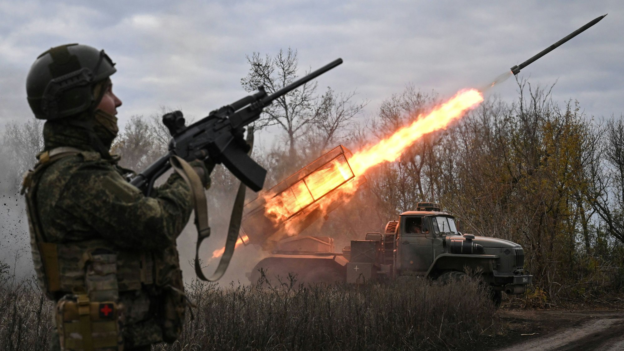Russische Truppen feuern auf ukrainische Stellungen nahe Pokrowsk. (Archivbild)