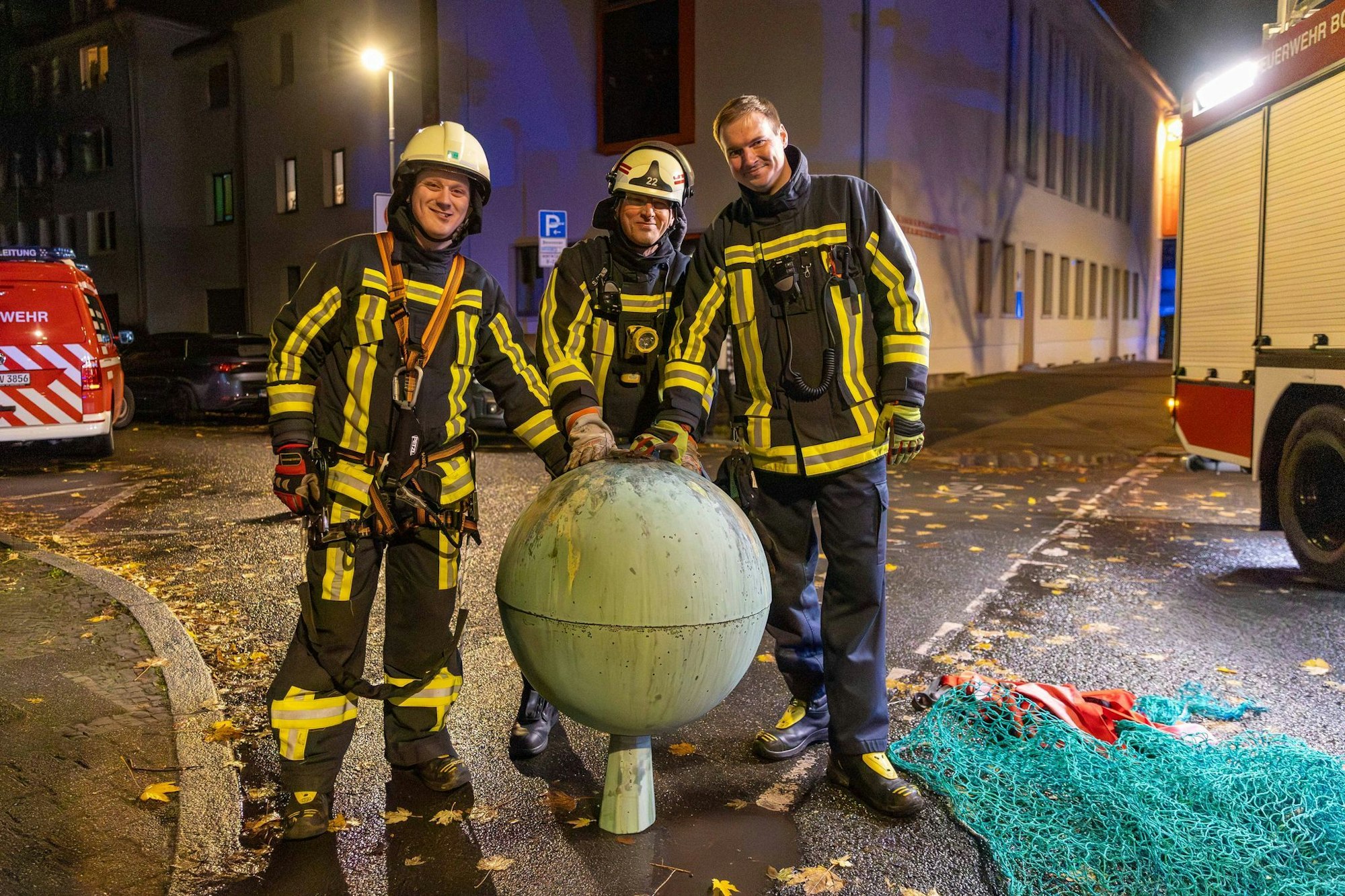 In Bochum haben Feuerwehrleute die 45 Kilogramm schwere Metallkugel von der Spitze der Melanchthonkirche geholt.
