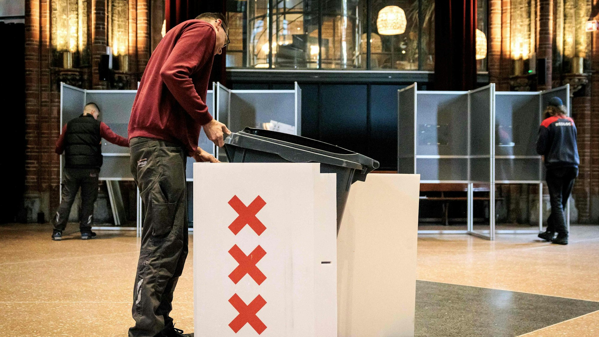 Das Bild zeigt an Wahllokal in Amsterdam. Foto: Ramon van Flymen. / AFP