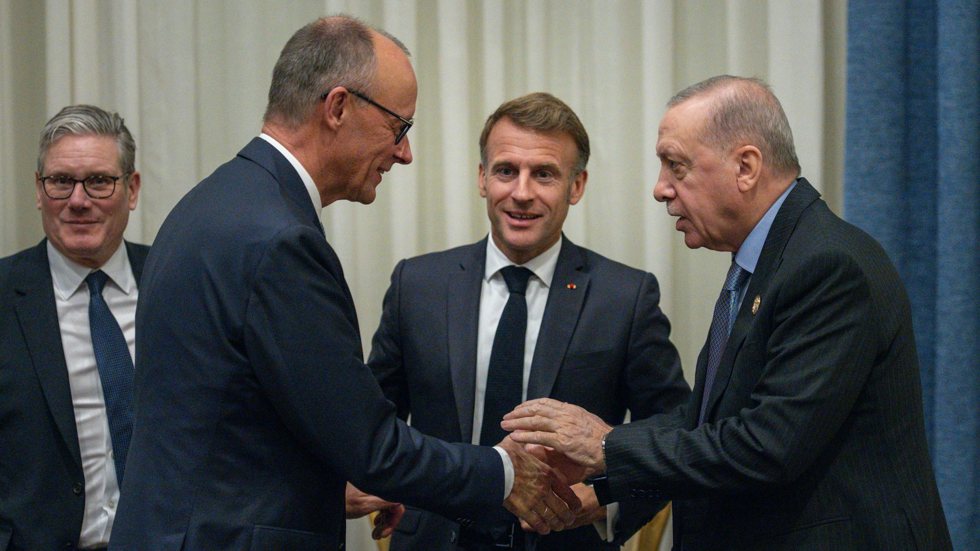 Bundeskanzler Friedrich Merz und Recep Tayyip Erdogan, Präsident der Türkei, geben sich die Hand.