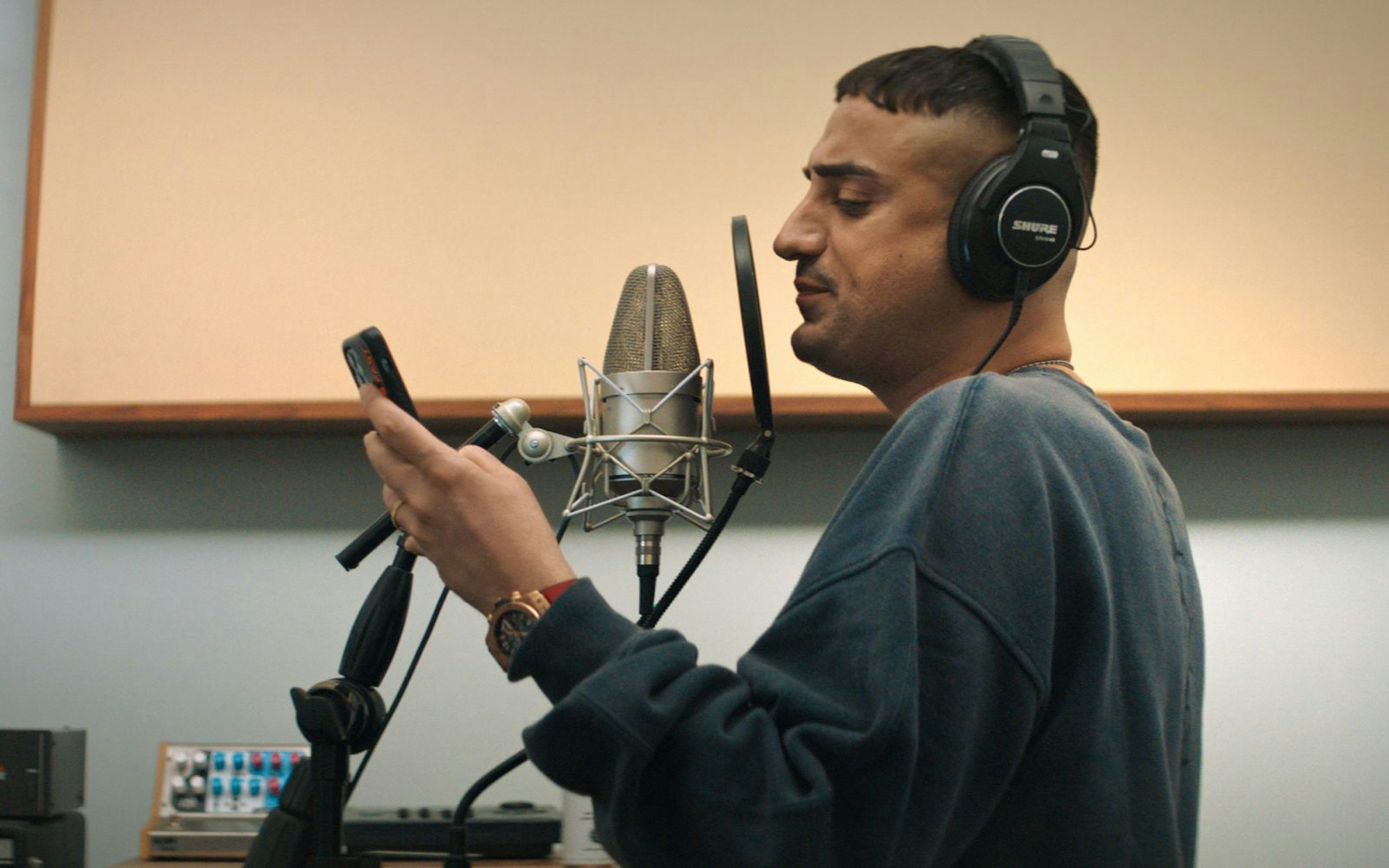 Haftbefehl gilt für Genrekenner im Deutschrap als das Maß aller Dinge. Doch sein Leben gleicht einem Ritt auf der Rasierklinge, wie es die Netflix-Doku „Babo - Die Haftbefehl-Story“ erzählt.  (Bild: Netflix)