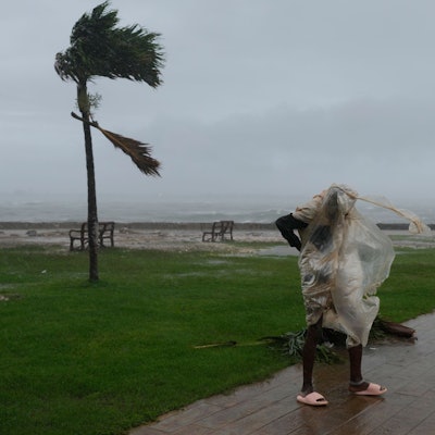 Ein Mann geht spazieren, während sich der Hurrikan "Melissa" nähert. Jamaika wappnet sich für den wahrscheinlich schwersten Hurrikan, der den Karibikstaat je direkt getroffen hat. F