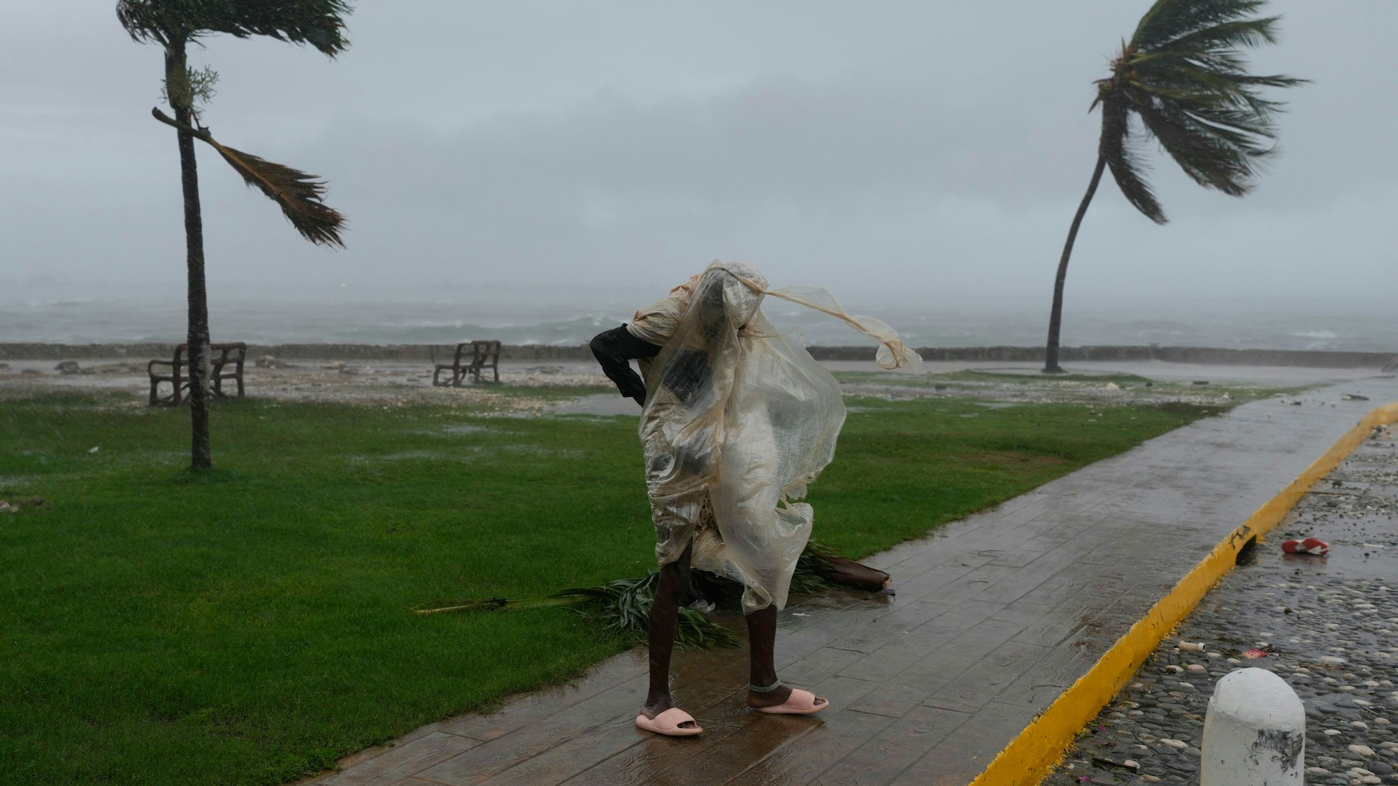 Ein Mann geht spazieren, während sich der Hurrikan "Melissa" nähert. Jamaika wappnet sich für den wahrscheinlich schwersten Hurrikan, der den Karibikstaat je direkt getroffen hat. F