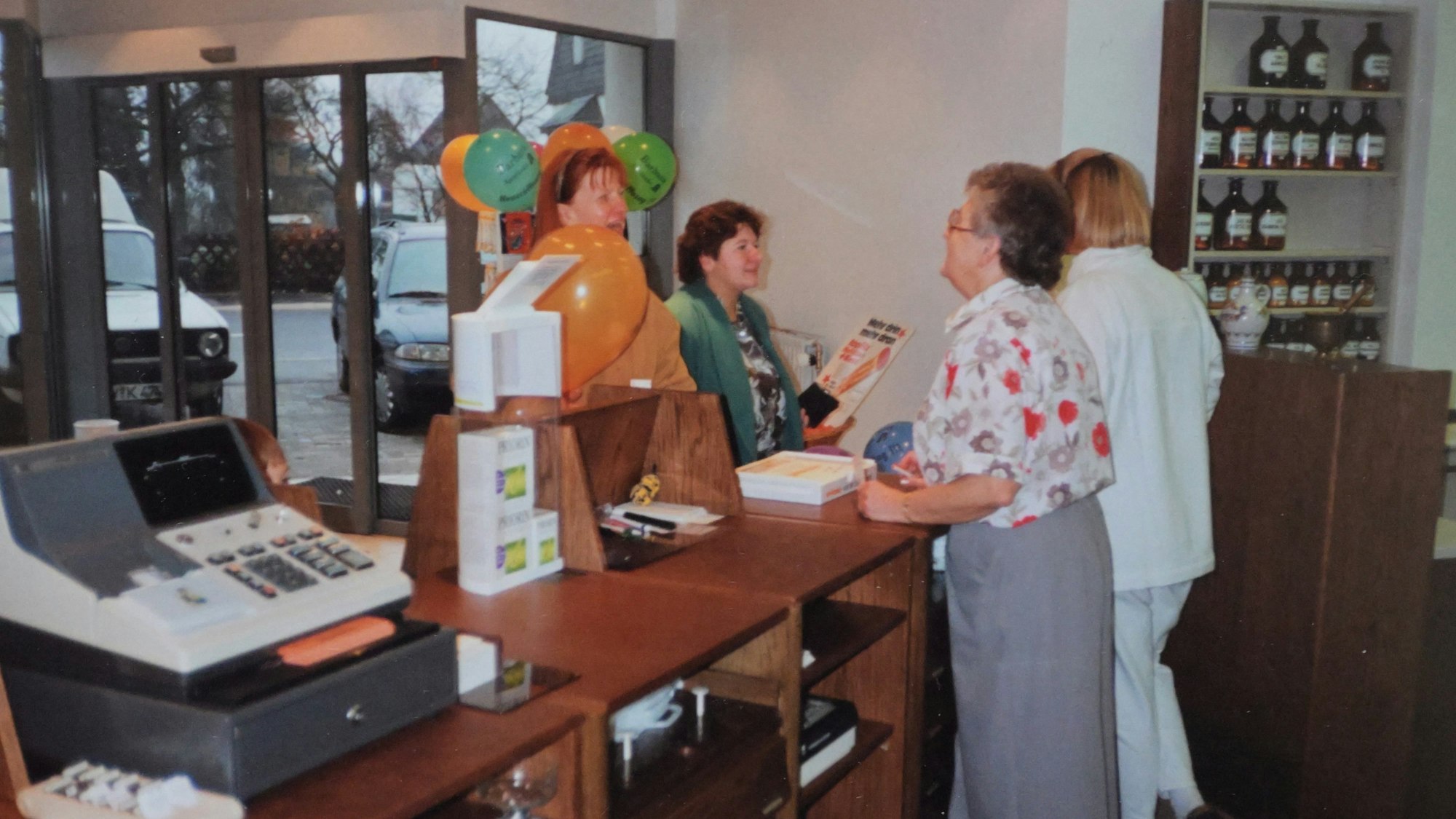 Eine Apotheke vor 40 Jahren. Blick hinter die Verkaufstheke