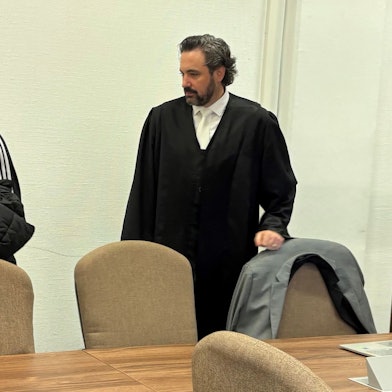 Der Angeklagte mit seinem Verteidiger Marc Michelske beim Prozessauftakt im Kölner Landgericht